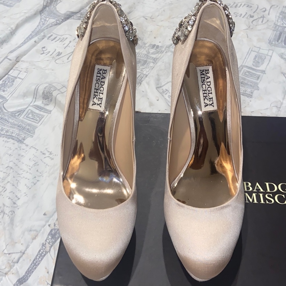 Badgley Mischka Viola Platform Pump/Latte Satin